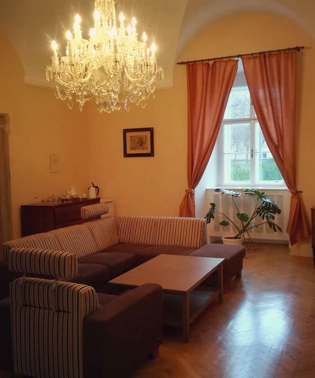 Zamek Nove Mesto Nad Metuji Ngoại thất bức ảnh